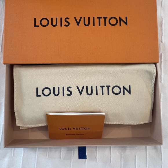 LOUIS VUITTON Zippy Wallet - Picture 7 of 8